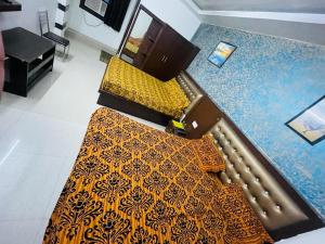 an overhead view of a bedroom with a bed and a table at Hotel AC family Rooms in Nagla Dhīmar