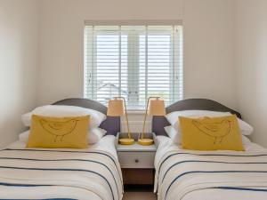 Ένα ή περισσότερα κρεβάτια σε δωμάτιο στο 2 Bed in St Davids 92137