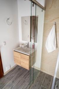 uma casa de banho com um lavatório e um chuveiro em Hospedaje Casa Boutique La Nona em Chía