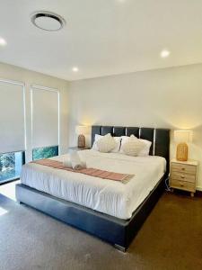เตียงในห้องที่ Sydney north Kellyville luxury 4 bedroom house