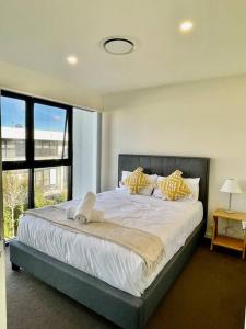 เตียงในห้องที่ Sydney north Kellyville luxury 4 bedroom house