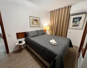 阿雷格里港的住宿－Flat espaçoso e confortável no Piazza Navona，一间卧室配有一张床,床上有毛巾