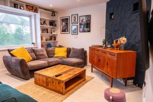 uma sala de estar com um sofá e uma mesa de centro em Lovely family home in Rainham, Kent em Rainham