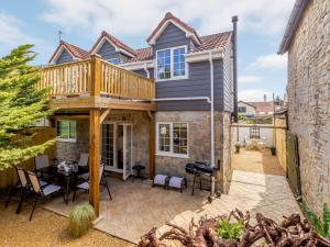 a house with a deck and a patio at 3 bed in Wedmore 83630 in Edington