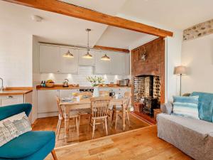 cocina y sala de estar con mesa y sillas en 3 bed in Eastbourne EHC47 en Eastbourne