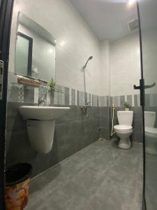 een badkamer met een wastafel en een toilet bij Ju’s House in Dong Hoi