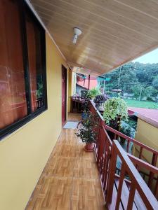 Un balcón de una casa con plantas. en Apartamento El Atardecer, en Puerto Viejo