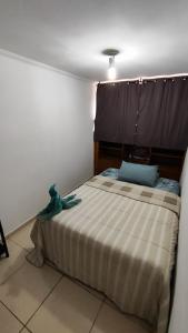 グアルーリョスにあるQuarto Pernoite em apartamento Guarulhos Aeroporto Fast Sleep Individualのベッドルーム1室(大型ベッド1台付)