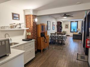 une cuisine avec un salon et une salle à manger dans l'établissement Beautiful River View Apt in Wine Country, à Canning