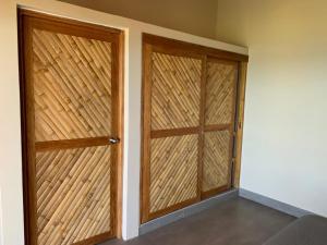 2 puertas de madera en una habitación con pared en La Casa del Pato, en Los Órganos