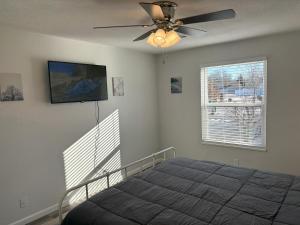 una camera con letto e ventilatore a soffitto di Gorgeous Remodeled Classy Family Apartment a Granite City