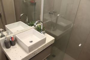 Bathroom sa Lindo apartamento em ponto nobre de Ipanema
