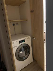 uma máquina de lavar e secar roupa num pequeno quarto em The Roses em Puerto Varas