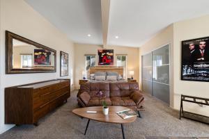a living room with a couch and a bed at The Palms- Pool Jacuzzi and Pet Friendly in Palm Springs