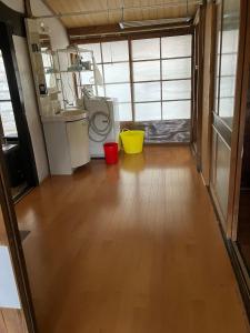 an empty room with a toilet and a wooden floor at 古民家HAKKOU kibi in Yoshikawa