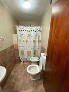 een badkamer met toilet en douchegordijn bij kairos in La Falda