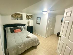 Dormitorio con cama con almohada naranja en HUGE 2 bedroom Apt FREE street parking (king bed) en Baltimore