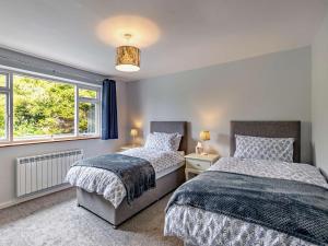 Mambleにある2 Bed in Tenbury Wells 91980のベッドルーム1室(ベッド2台、窓付)