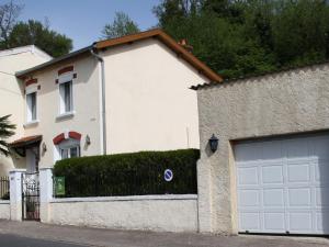 una casa bianca con garage di Gîte Belleville-sur-Meuse, 4 pièces, 4 personnes - FR-1-585-42 a Belleville-sur-Meuse