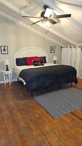 a bedroom with a bed and a ceiling fan at Fully Furnished Vicksburg Home Sleeps 10 in Vicksburg
