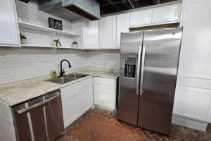 una cucina con frigorifero in acciaio inossidabile e lavandino di Fully Furnished Vicksburg Home Sleeps 10 a Vicksburg