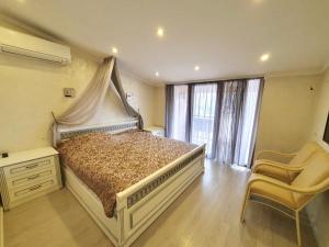ein Schlafzimmer mit einem großen Bett mit Baldachin in der Unterkunft Роскошная двухуровневая квартира Luxurious duplex apartment in Yerevan