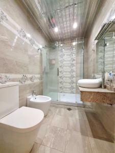 een badkamer met een toilet, een douche en een wastafel bij Роскошная двухуровневая квартира Luxurious duplex apartment in Jerevan