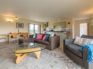 a living room with two couches and a table at 2 Bed in Pensthorpe KT002 in Kettlestone
