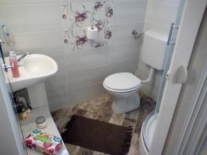 A bathroom at Apartments with a parking space Bunica, Senj - 22142