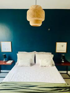 سرير أو أسرّة في غرفة في Casa Maravilhosa em Belém!