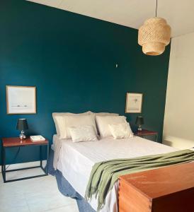 سرير أو أسرّة في غرفة في Casa Maravilhosa em Belém!