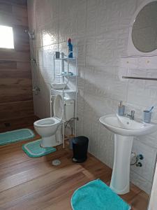 a bathroom with a toilet and a sink at Espaço-Vila Verde 