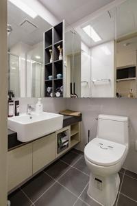 a bathroom with a white toilet and a sink at 영종도 구읍뱃터 오션뷰-Luxe 베드,넷플릭스, 사운드바, 식물테리어, 무료주차 in Incheon