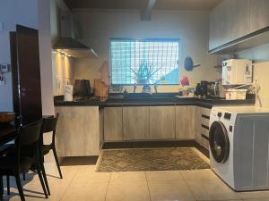 A cozinha ou cozinha compacta de Casa Maravilhosa em Belém!