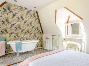 1 dormitorio con bañera y mural en la pared en 2 bed in Westerham 88626, en Westerham