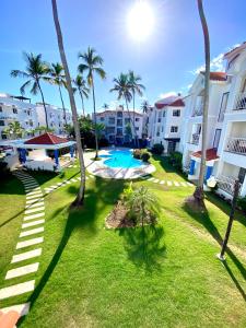 een luchtzicht op een tuin met een zwembad en palmbomen bij Beach and pool life in Punta Cana