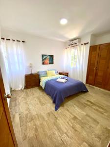 1 dormitorio con 1 cama con manta azul en Beach and pool life en Punta Cana