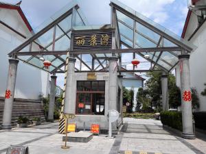 un edificio con una señal delante de él en Mama Naxi Guesthouse, en Lijiang