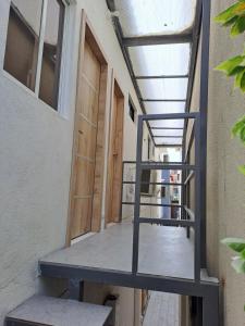 瓜亞基爾的住宿－Ultra mini suite privada con baño，一座带窗户的建筑中的金属楼梯