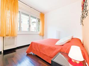 ミラノにあるItalianway-Vallazzeのベッドルーム1室(赤いベッド1台、窓付)