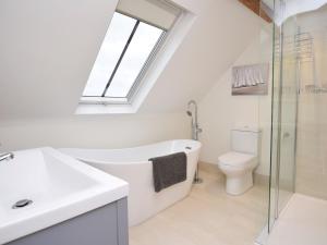 uma casa de banho com um WC e uma janela. em 3 Bed in Fordingbridge 66130 em Redlynch