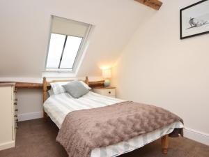 Schlafzimmer mit einem Bett und einem Fenster in der Unterkunft 3 Bed in Fordingbridge 66130 in Redlynch
