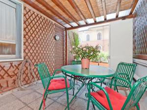 ミラノにあるItalianway-Vallazzeの緑のテーブルと椅子が備わるパティオ