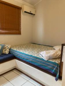 una piccola camera da letto con un letto ad angolo di Geribá - A casa mais Buziana e charmosa de Búzios a Búzios