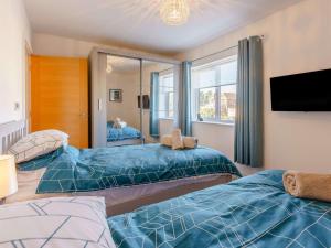 1 dormitorio con 2 camas y ventana grande en 2 bed in Sandown 87079, en Sandown