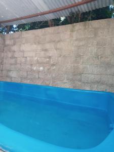 una pared de ladrillo junto a una piscina en quinta el ensueño en General Rodríguez