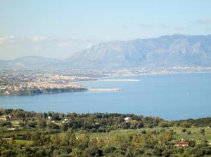 uma vista para um grande corpo de água com montanhas em Casa Vacanza Trappeto Palermo em Trappeto