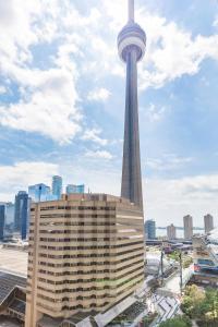 vistas a la torre cn desde un edificio en 3 Beds w/ CN Tower View Right Beside Rogers Centre! en Toronto