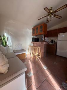 a kitchen with a couch and a ceiling fan at Depa a unos minutos de consulado! in Hermosillo