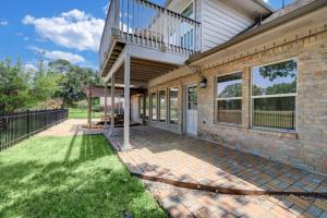 een stenen huis met een veranda en een balkon bij Lakeside Lake Houston. IHA Airport. Colonial Modern in Humble